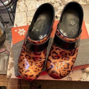 Koi Sanita, nursing shoes.  Worn, good condition size 39 (8.5 ladies)